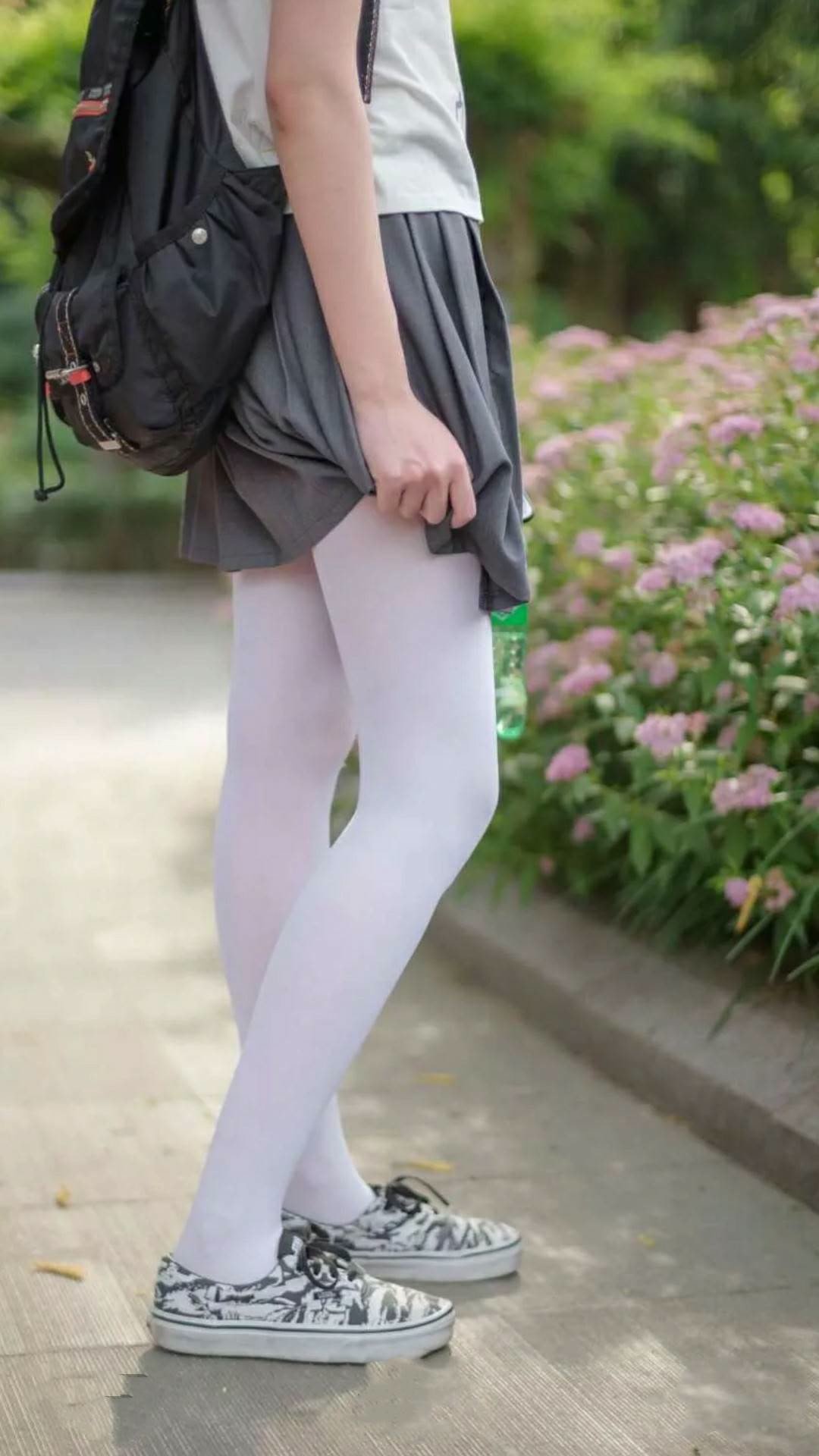 乐鱼官网-詹姆斯替补席上积极鼓励年轻球员，詹姆斯的替补球员